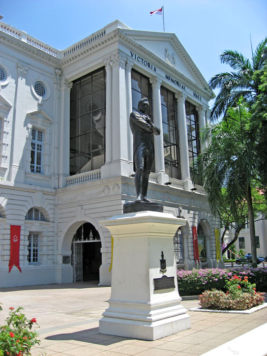 Statue of Stamford Raffles in front of Victoria Memorial Hall
