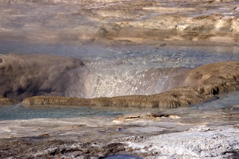 Geysir, water flowing back into the geysir after eruption