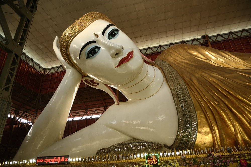 Chauk Htat Gyi giant reclining Buddha