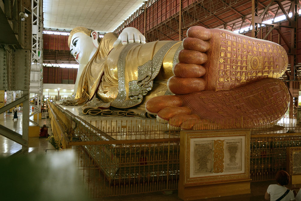 Chauk Htat Gyi giant reclining Buddha