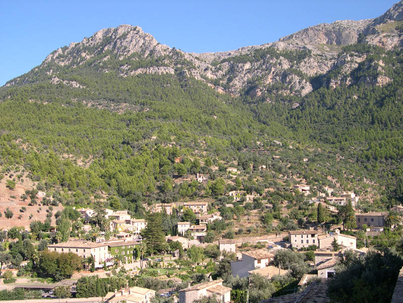 Mallorca 2004 / Village on Coastline