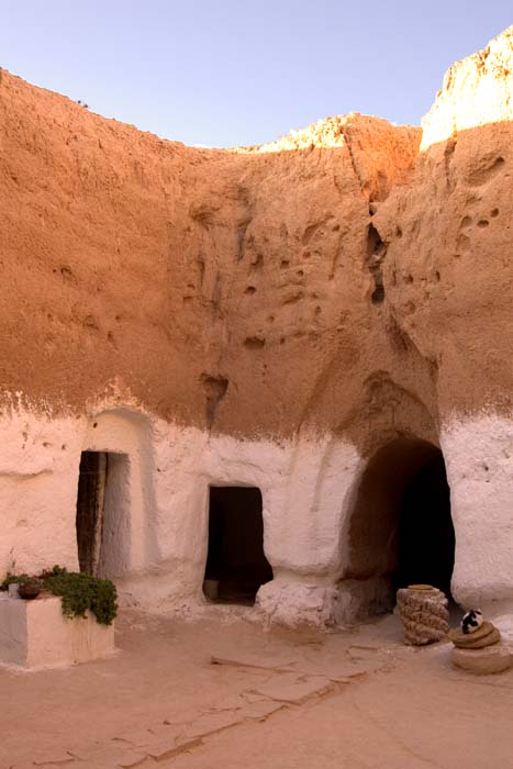 Tunisia 2005 - Matmata, home built into desert mound