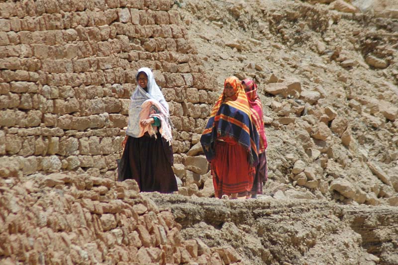 Tunisia 2005 - Chenini, Berber women